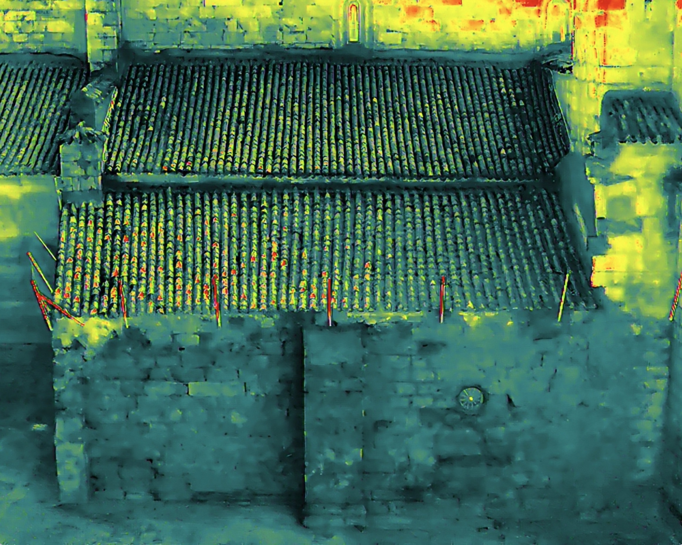 Cubiertas y encuentros: inspección térmica desde el aire Termografía aérea real de una cubierta de teja y sus encuentros con los paramentos del edificio