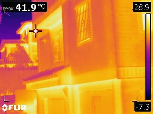 Lecturas de temperatura en una inspección termográfica real Termograma FLIR real de una fachada de vivienda con lectura máxima mostrada de 41,9 grados centígrados