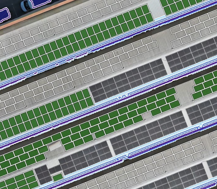 Detalle de alternativas simuladas de módulos solares sobre una cubierta real