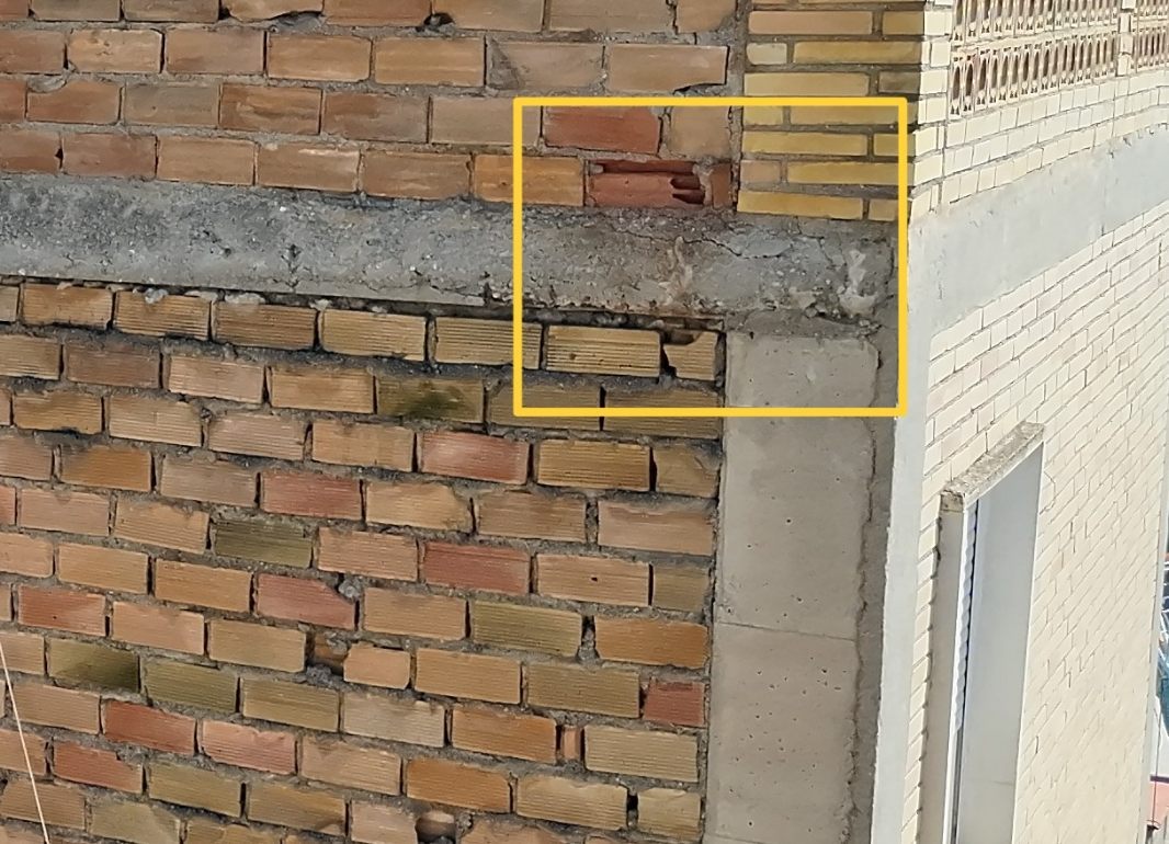 Grieta en fachada señalada con un recuadro en una fotografía de contexto