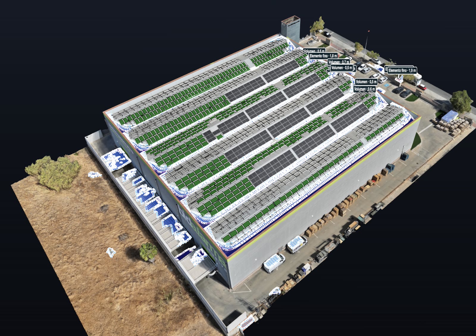 Modelo 3D de una nave industrial con zonas de sombra y una alternativa de placas solares superpuesta