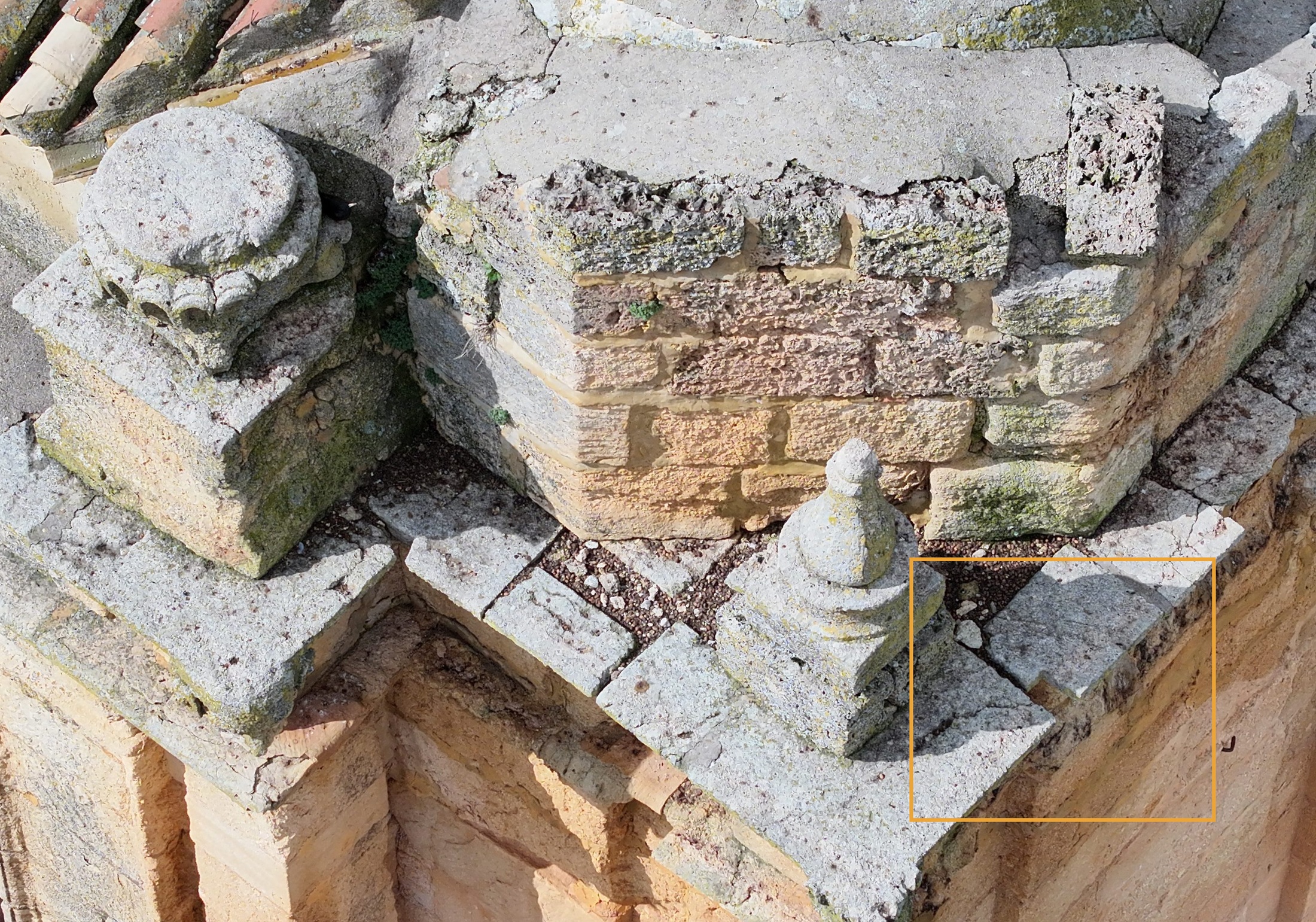 Coronación de un campanario con recuadro sobre la zona de detalle