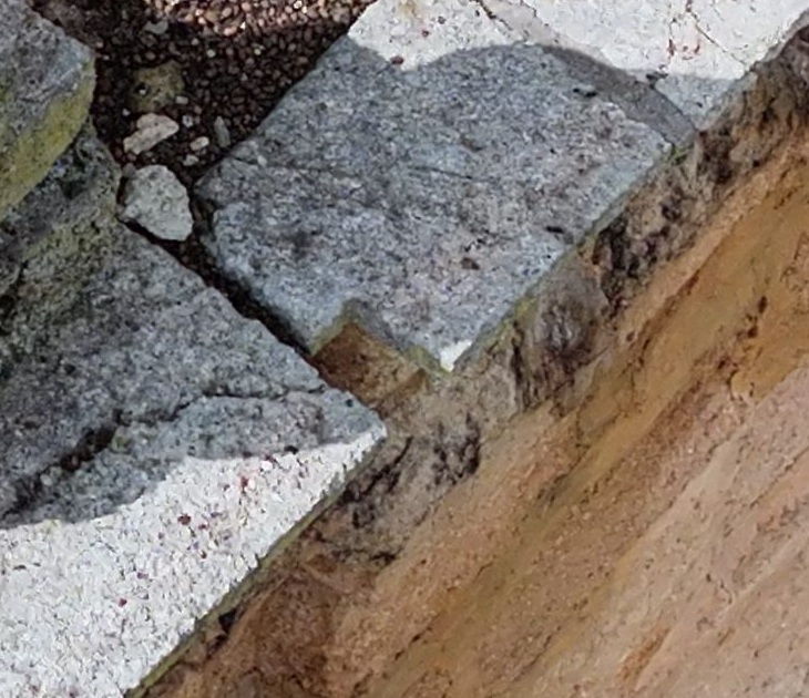 Detalle de juntas y piezas de piedra en la coronación de un campanario