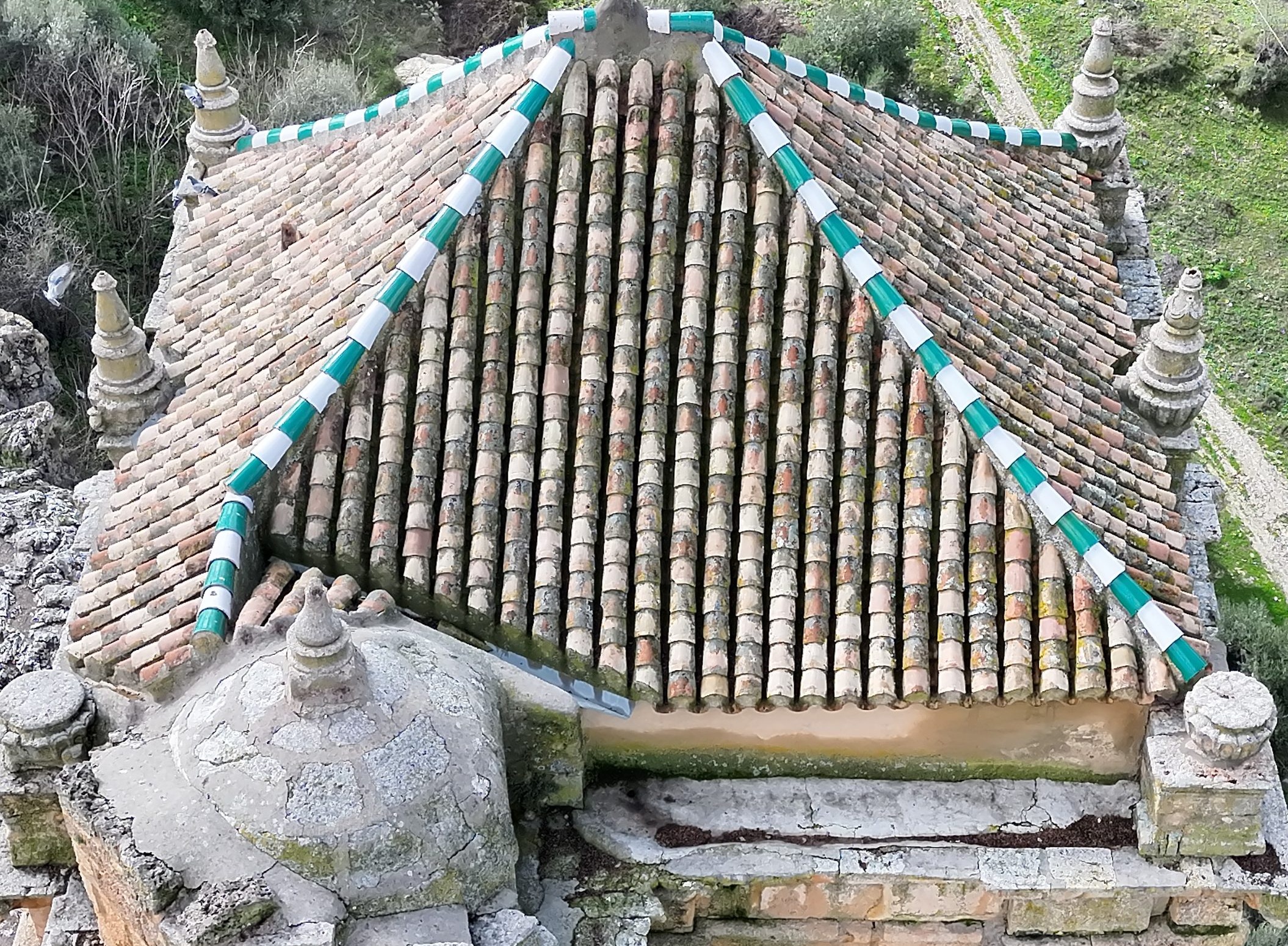 Fotografía aérea real de la cubierta de teja y coronación de un campanario